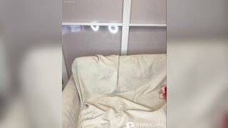 クリスマス配信・膣口全開、剛毛の可愛い女の子がクリスマス制服を着て透明ディルドでオナニー中 jav jvip