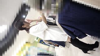 【再販】T バックからま ●びらハミ出しモロ見え！顔も乳首も美尻も丸見え店員の卑猥な身体をたっぷり堪能！店員パンチラ盗撮 voyeur jp