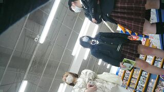 制服k赤チェ ローアングル ・パンチラ 【Upskirting Girls -Quadruple- 71】 voyeur jp