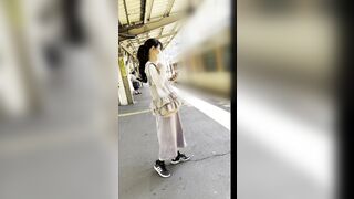 [電車胸チラ] 疲れが溜まっていたのか胸元ユルイまんまﾑﾆｬ ~・・・簡単に近付いておっぱい撮れました voyeur jp