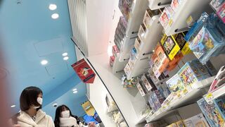 仲良し坂道系二人組の 、至近距離からストッキング越しに見える レース縁取り白Ｐと黒Ｐダブルで拝見！ JK40WSP-4K voyeur jp