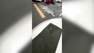 無警戒のラウンジ店員さんのミニスカの中はえっちな Pでした voyeur jp