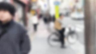 小さくてアイドル資質の愛しいムスメ。「あぁイキそう…イク！」高速ピストンで連続イキ、喘ぎまくり。半外半中で締め付けマンコに濃厚ザーメン注入 jav jvip