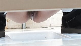 【トイレショット】お正月いたずらテーマ、妹がうんちとおしっこをします ipcam (4)