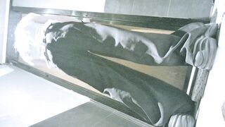 12月にバーの女性用トイレから新たに流出した写真、高画質の舞台裏ショットを個別販売❤️ 数人の一流のガールフレンドが一緒にトイレに行く様子 ipcam (3)