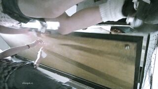 12月にバーの女性用トイレから新たに流出した写真、高画質の舞台裏ショットを個別販売❤️ 数人の一流のガールフレンドが一緒にトイレに行く様子 ipcam (4)