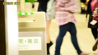 jk街中パンチラ 強風でスカートめくれてパンツまる見え voyeur jp