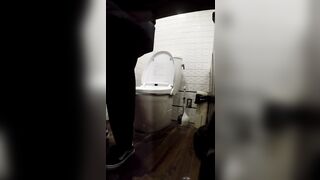 高画質！スウェット大学生風モデルの密林が露わに【突撃！隣の女子トイレ㉒】 voyeur jp