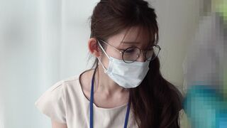 [ワクチン接種] ハプニング ！服がずり落ちオッパイ＆パンチラ正面で丸見えに！[胸チラ] voyeur jp