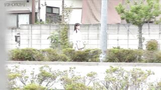 ※ 衝撃のセルフ潮吹き ※【限界接写】白ワンピの下は穴開きセクシー下着！コンビニのトイレで玩具を仕込んで止まらないセルフ潮吹き voyeur jp