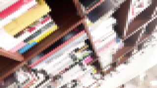 ブラまで丸見えな純白ワンピの女子 vs目が合い逃げ惑う同業者【禁断の逆さ撮り】Vol.44 voyeur jp