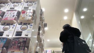 ◎ローアングル＃29  ガチャガチャに夢中な JKのパンツ voyeur jp