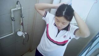 【トイレショット】バーガールが大便をしている。肛門がぱっくり開いて、お尻が弾んでいる voyeur jp