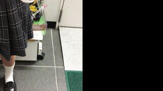 【電車痴かん】パンティをずり下ろして愛液まみれのマ○コにゴム無し挿入→中出し voyeur jp