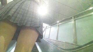 ◎ローアングル＃86 マスク越しでも可愛いと分かるJKのパンチラ voyeur jp