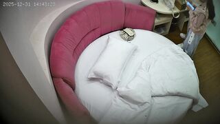 1-1 ホテルのセクシーな円形ベッドのHD隠し撮りが新たに流出しました❤️ 幼顔で巨乳の女の子がセクシーなメイド服に着替えて、彼氏に思う存分遊 china ipcam