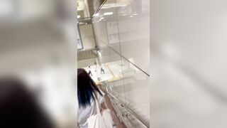 JD盗撮日記10 　私服では初登場！！元ピンク髪の激カワロリロリJDを電車内とトイレ内で盗撮【※完全主観21分超撮影】 voyeur jp