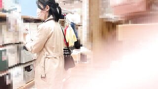 Tバック食い込みスレンダー美女の特大乳首を堪能♡絶景ローアングルでパンツ一丁を盗撮♡【素人逆さ撮りパンチラ】 voyeur jp