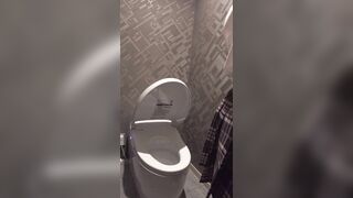 デパートのトイレでこっそりオナニーしちゃうJK111 jav jvip