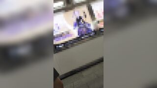 [2区間追跡満員電車]逃げて乗り換えてもそこでまた痴〇...小動物系巨乳〇Kが諦めて痴〇を受け入れていく瞬間。（前編） voyeur jp
