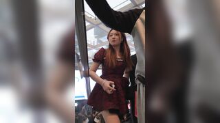 超短いレースのプリンセスドレス...セクシーなTバック...美しい女性のお尻が公衆の面前で彼氏につねられる ipcam 1