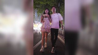 超短いレースのプリンセスドレス...セクシーなTバック...美しい女性のお尻が公衆の面前で彼氏につねられる ipcam 3