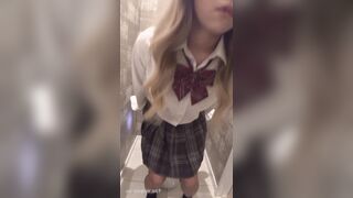 デパートのトイレでこっそりオナニーしちゃうJK120 jav jvip