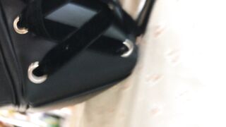 笑顔が凄く可愛らしいタヌキ顔さん女子は 、黒い生Pを肉付きの良いヒップに密かに激しく食い込ませていました！ JD33Sp-4K voyeur jp 2