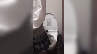 デパートのトイレでこっそりオナニーしちゃうJ〇⑰ voyeur jp (1)