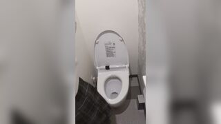 デパートのトイレでこっそりオナニーしちゃうJ〇⑰ voyeur jp (16)