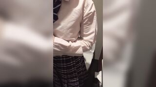 デパートのトイレでこっそりオナニーしちゃうJ〇⑰ voyeur jp (21)