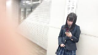 黒髪清楚JK ノーパン ピンクマンコ。薄い恥毛とパックリ陰唇をローアングル【パンチラ盗●】 voyeur jp 2