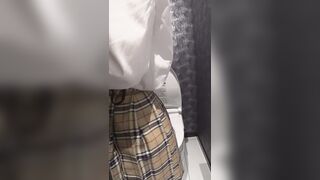 デパートのトイレでこっそりオナニーしちゃうJK115 jav jvip