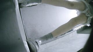 1月から新しく流出した高画質トイレ動画❤️ ナイトクラブのトイレで排尿する女性の高画質隠し撮り。黒いブーツを履いた女性、美しい脚、厚い陰唇 ipcam