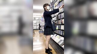 極上の制服美少女Kの食い込みサテンパンツを逆さ撮り voyeur jp 1