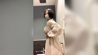 【無修正】バレー部の爆‌乳‌JD、公衆トイレで淫乱オナニー 【三篇収録】 jav jvip (2)