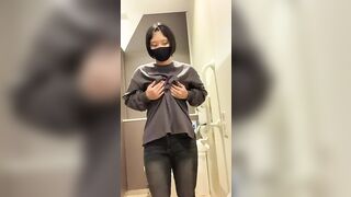 【無修正】バレー部の爆‌乳‌JD、公衆トイレで淫乱オナニー 【三篇収録】 jav jvip (3)