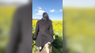 温泉旅行、後編！菜の花畑でパンチラ胸チラ撮り放題！露天風呂接写に成功！！ voyeur jp