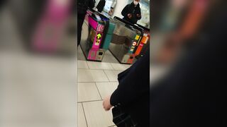 P狙ってミニスカJK追跡！触りたくなるえちえちサテンP voyeur jp 1