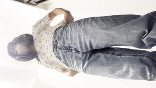 4Kナマ着替え お股広げてジーパンを脱ぐ透明感抜群のお姉さん voyeur jp