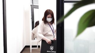 【同僚撮影バレ！！】四つん這いと開脚で美巨乳・はみ肉大解放！！！【仰天見せつけ】vol.3 voyeur jp