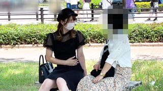 撮影バレて見せつけてくる女子！　撮影に気付いたのに対面した女の子は段々と脚を開いて voyeur jp 4