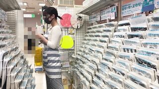 【店員さん個撮⑪】神対応店員さんの巨乳胸ちら！別の店舗でも遭遇《オシャレ雑貨店員》 voyeur jp 1