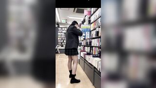 マ○コギリッギリ！いや見えてる…？ 本屋にて無警戒激カワKを逆さ撮り voyeur jp 1