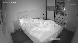 眼鏡をかけたカップルがリビングから寝室に入ってきた時の合図は、これから愛し合うという合図だった。その後は余計な動きはなく、すぐに行為に china ipcam