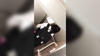 体育館トイレ固定撮り 後ろアングル　2 voyeur jp 3 (3)