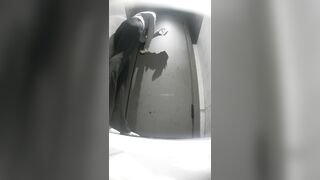 1月に流出した新たな映像には、桃色のお尻を持つセクシーな女性がDJに性的に興奮しながら排尿し、さらには腰をくねらせて踊っている様子が映って toilet (11)