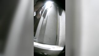 1月に流出した新たな映像には、桃色のお尻を持つセクシーな女性がDJに性的に興奮しながら排尿し、さらには腰をくねらせて踊っている様子が映って toilet (4)