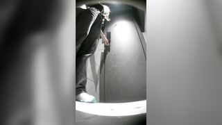 1月に流出した新たな映像には、桃色のお尻を持つセクシーな女性がDJに性的に興奮しながら排尿し、さらには腰をくねらせて踊っている様子が映って toilet (7)