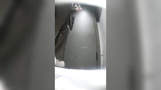 1月に流出した新たな映像には、桃色のお尻を持つセクシーな女性がDJに性的に興奮しながら排尿し、さらには腰をくねらせて踊っている様子が映って toilet (8)